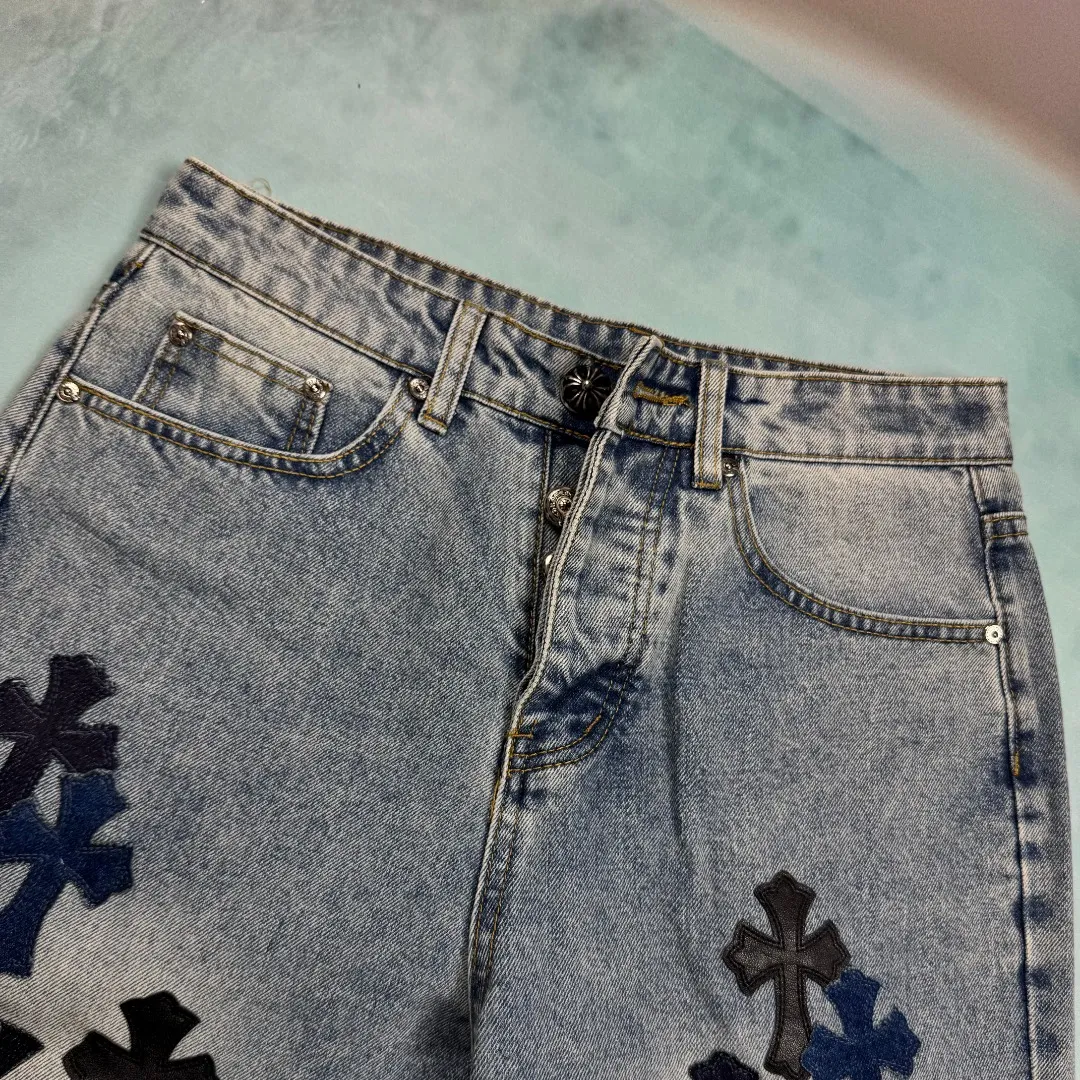 🅿️320 🔘Model No.-KL107 🔘Cro Hearts𝐂𝐡𝐫𝐨𝐦𝐞 𝐇𝐞𝐚𝐫𝐭 SexRecords Series Metallic Cross Matty Limited First Generation Cow King Jeans* This is a Chrome Hearts Croxin's limited edition jeans, the first generation of Croxin's Cow King, are unanimously recognized by the industry as the "Cow King" of jeans. It is highly recognizable and uses silver ornaments and leather design, which is unique on the market. Silver jewelry and patchwork leather complement each other, giving the pants a fashionable and high-end texture. This style of jeans is suitable for matching with all kinds of tops. It not only creates an eye-catching effect visually, but also has an excellent touch. It is the best choice for creating a cool and handsome outfit, and can easily help the wearer create an outstanding temperament.  Size: S M L XL XXL (28.30.32.34.36) Color: Blue